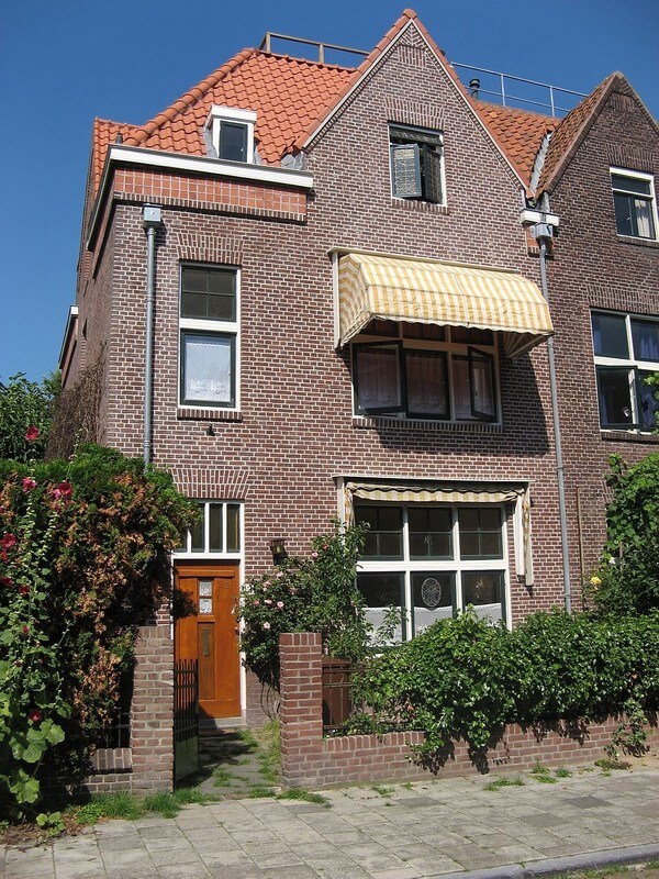 Van der Duynstraat 2. Het ouderlijk huis van C.C.S Crone. Op de zolderkamer aan de straatzijde is zijn gehele verzameld werk geschreven. Foto: Willem Geijssen