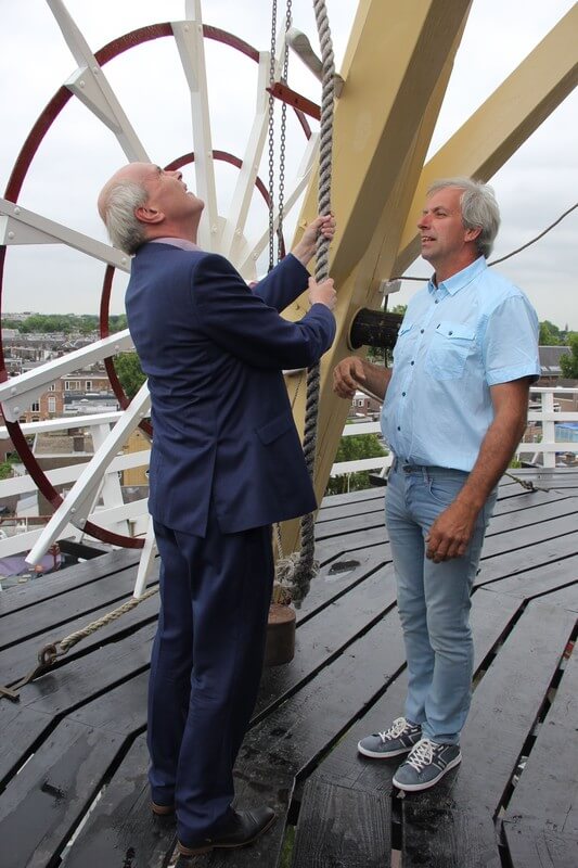 AWethouder Geldof licht de vang. Foto: Willem Geijssen