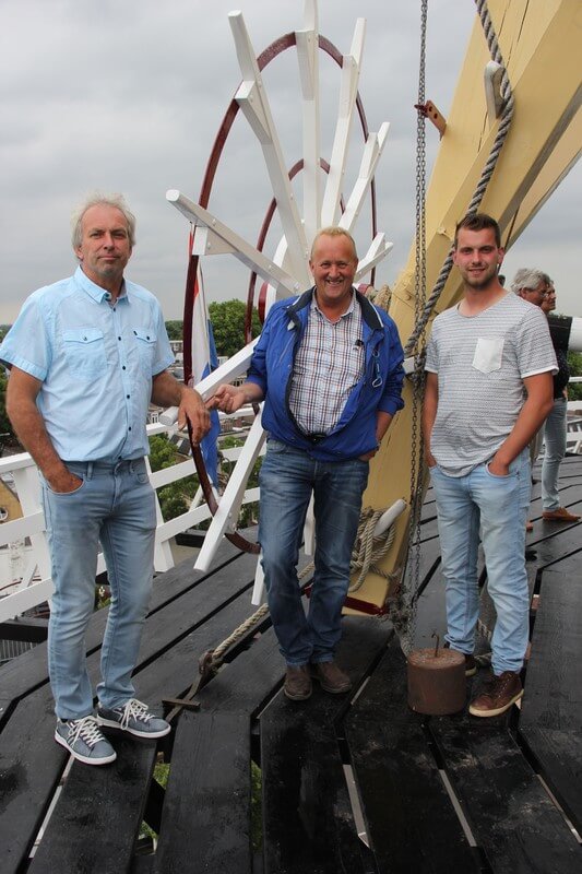 De molenbouwer John de Jong, aannemer De Witte en zoon Jan de Jong, ook molenbouwer. Foto: Willem Geijssen