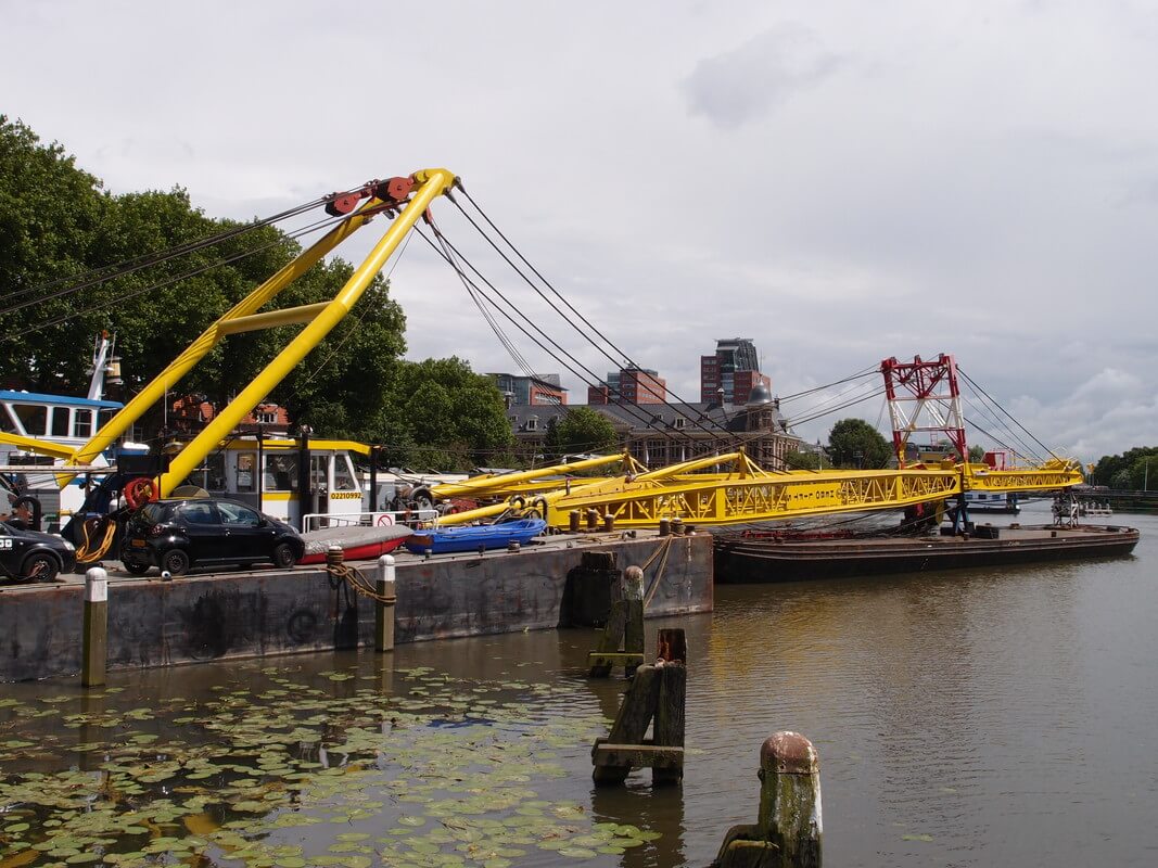 Een imposante drijvende kraan moet de brug donderdagmorgen voorzichtig op de plaats takelen die het al in 1887 kreeg. Foto: L. Engelman