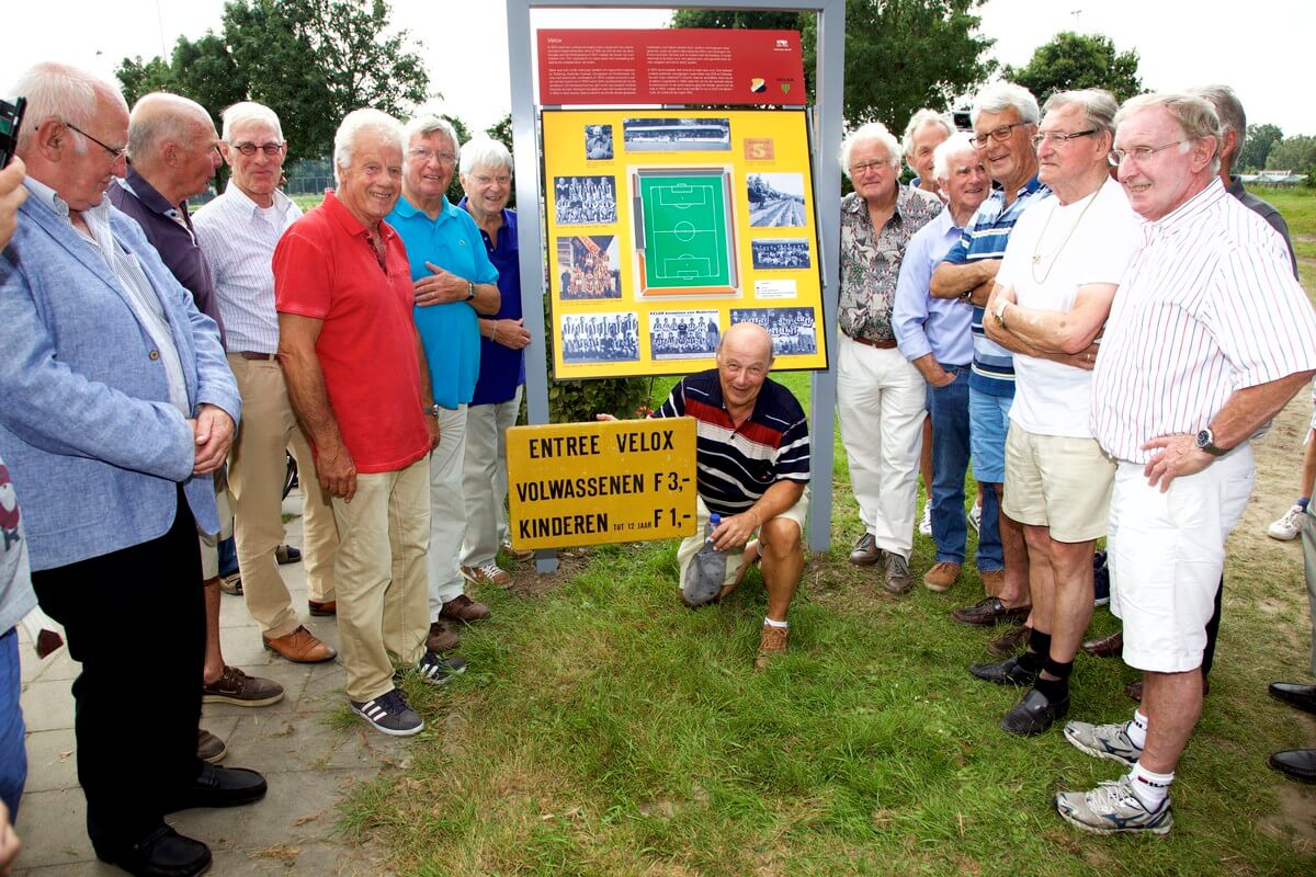 Oud-Veloxspelers bij het informatiebord aan de Koningsweg. Foto: Ton van den Berg