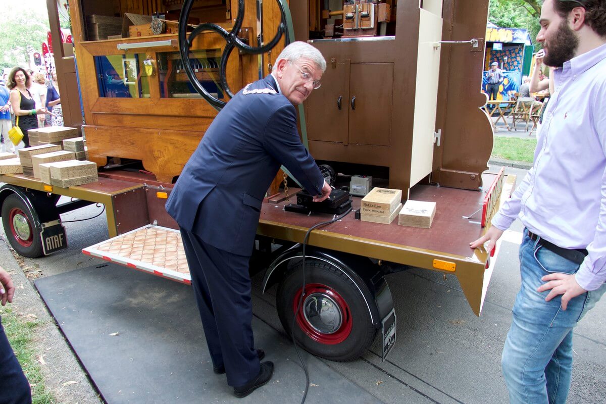 Van Zanen start de Parade met een druk op een knop. Foto: Ton van den Berg