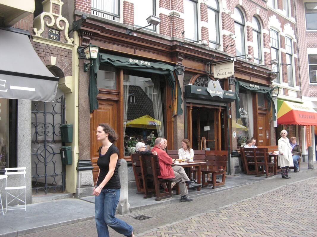 Van 13 naar 9. Dit stukje van de Vismarkt moet veel door Jan Engelman zijn belopen. Foto: Willem Geijssen