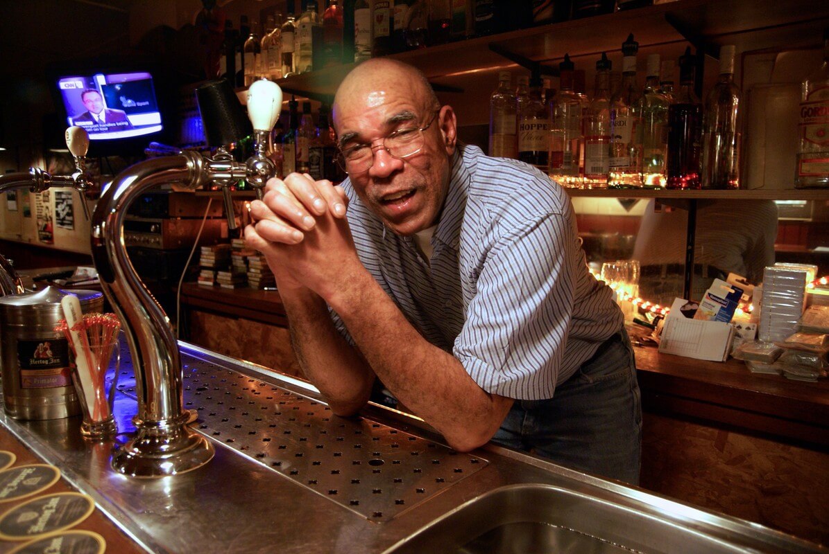 ‘Mensen komen naar Le Carafon voor een afzakkertje en de goede bluesmuziek’. Foto: Ton van den Berg