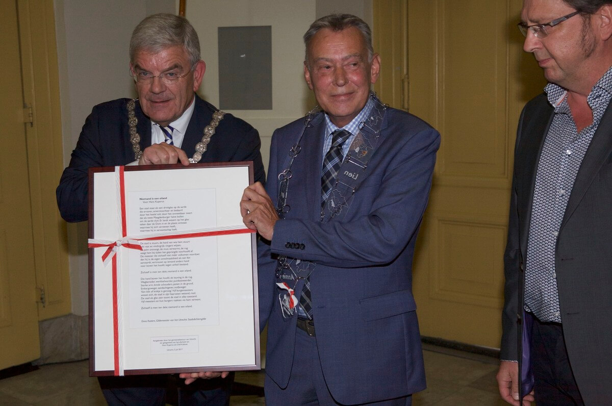 Uitreiking van het gedicht met burgemeester Van Zanen en dichter Onno Kosters.