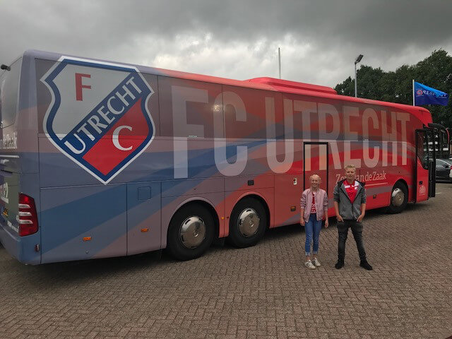  spelersbus van FC Utrecht stond afgelopen week op het parkeerterrein in Waalwijjk. Foto: Bas van de Worp