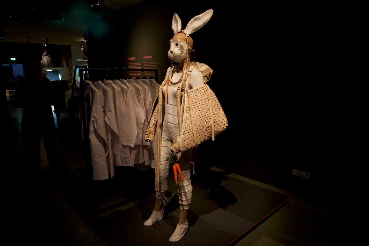 Installatie Run-over Rabbit (2011) van Deense ontwerper Kim Traeger. Foto: Ton van den Berg