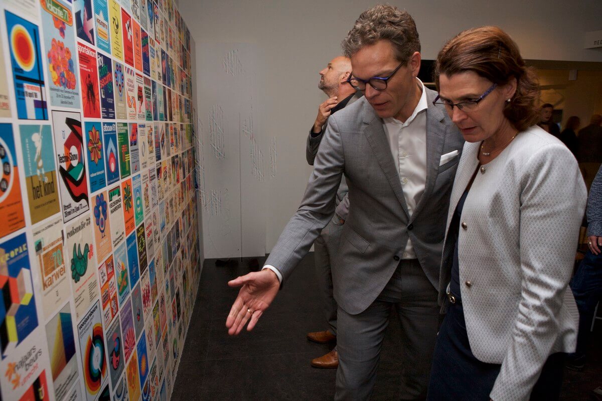 Jaarbeursdirecteur Albert Arp geeft tekst en uitleg aan HUA-directeur Chantal Keysper. Op de achtergrond wethouder Victor Everhardt. Foto: Ton van den Berg 