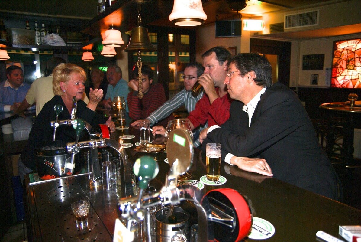 Burgemeester Wolfsen en PvdA'er Hans Spekman tijdens een bezoek aan cafe Zanzibar. Foto: Ton van den Berg