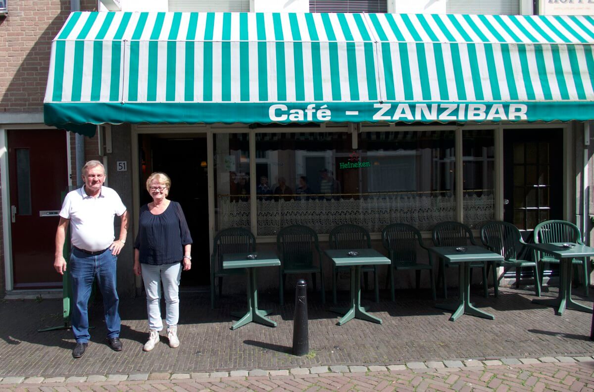 Henk en Marianne voor het laatst bij de Zanzibar. Foto: Ton van den Berg