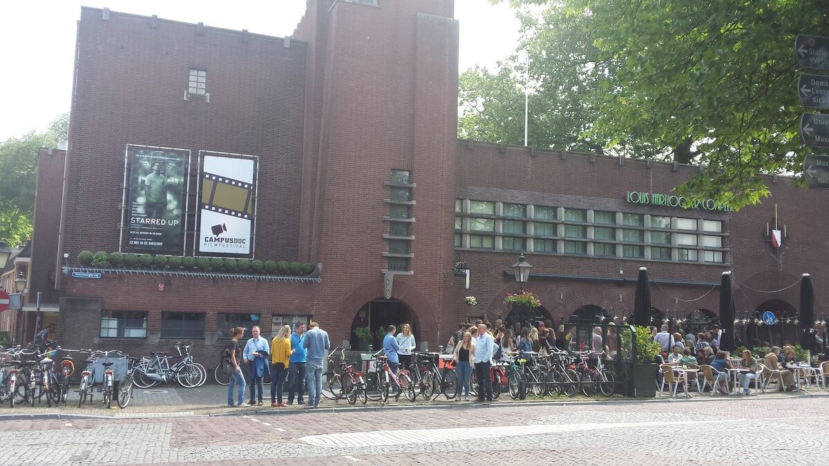 Grote drukte bij het Louis Hartloopercomplex.