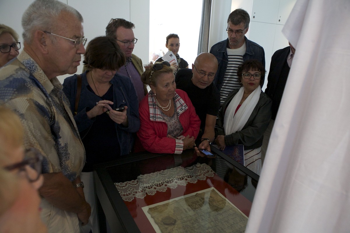Bezoekers bekijken het bijna 900 jaar oude Stadsrechtdocument