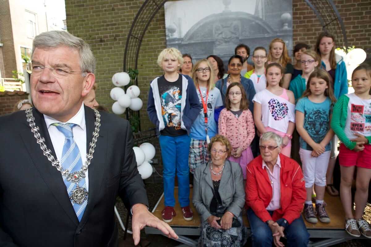 Alle taartbakkers uit de wijken op het podium.