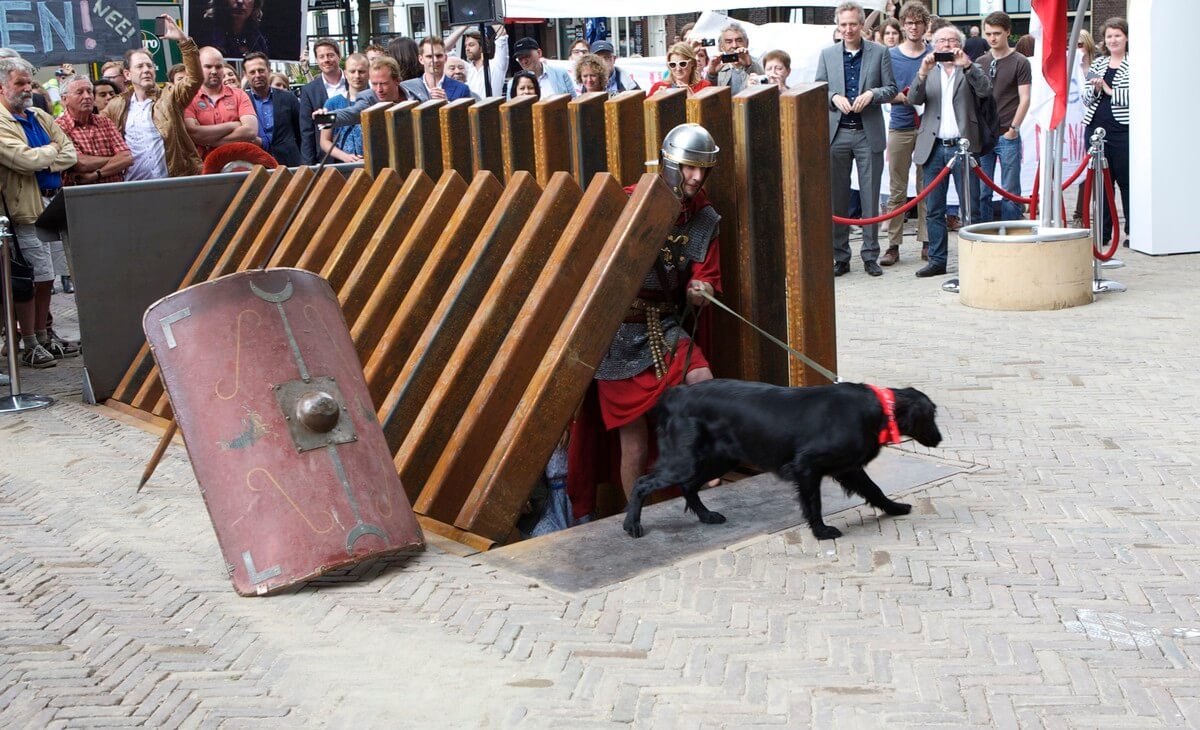 Een Romeinse soldaat komt als eerste uit DomUnder, later gevolgd door minister Bussemaker. Foto: Ton van den Berg