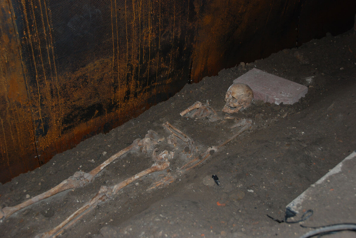 Een in de bodem gevonden skelet. Foto: P. Ruiter