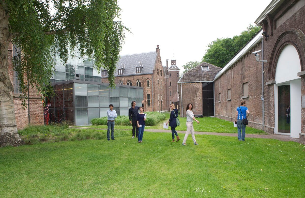 De pers op stap in de tuin, tweede van rechts Chantal Bleeker. Foto: Ton van den Berg