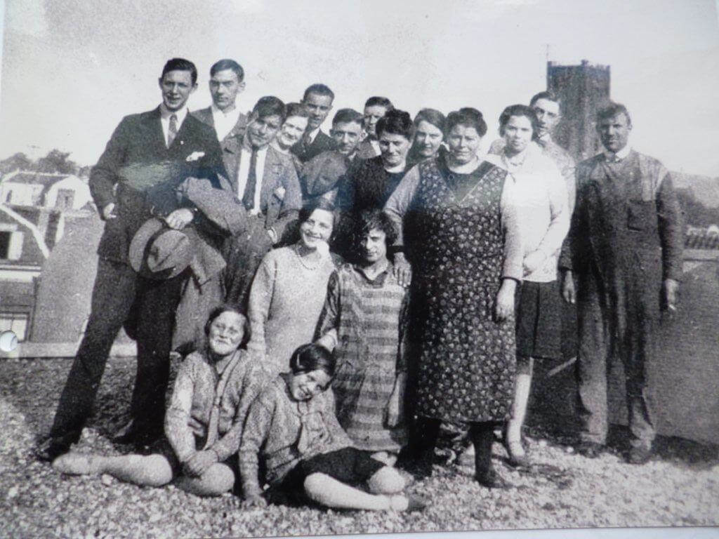 De familes Siskens en Van Krugten op het dak in Wijk C (op de achtergrond de Jacobikerk). Foto: fam. Landzaat