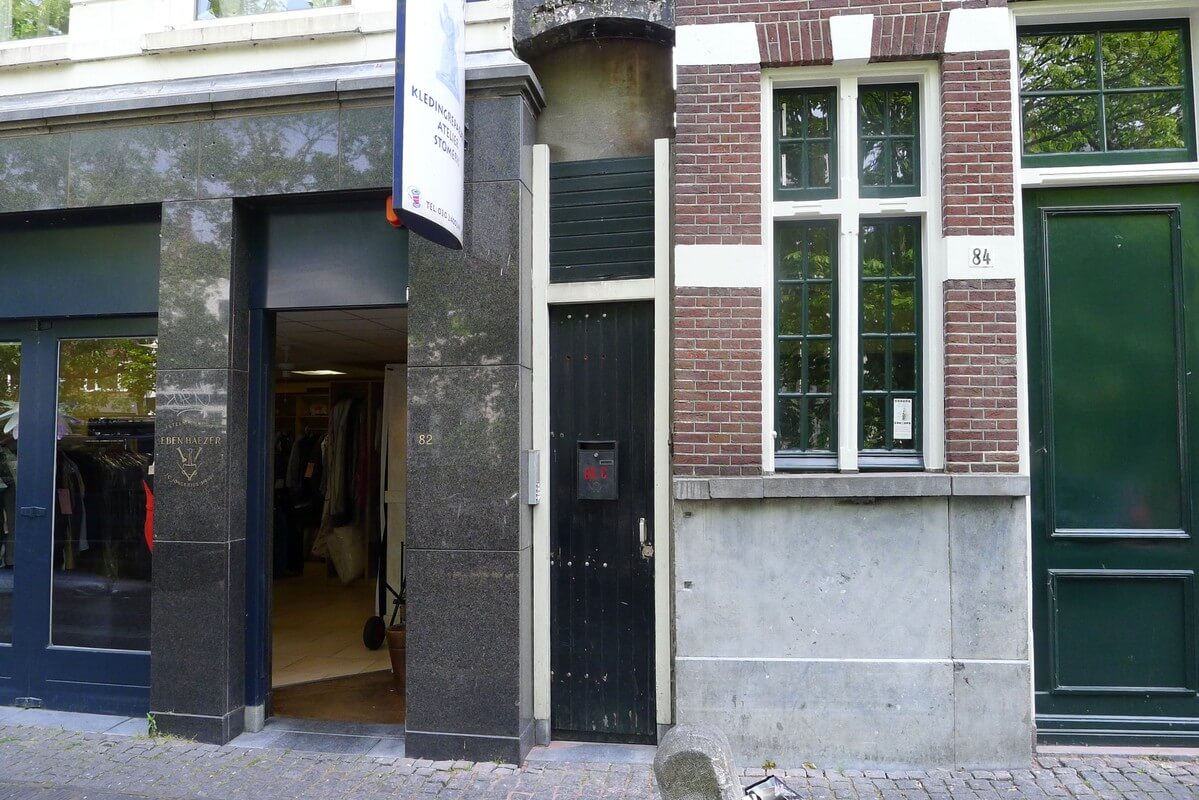 Een kleine deur sluit de Lange Hartsteeg af. Foto: Ton van den Berg