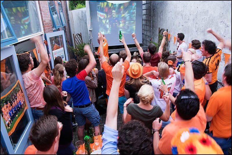 Ondiep viert het scoren van een goal. Foto: Bas de Meijer