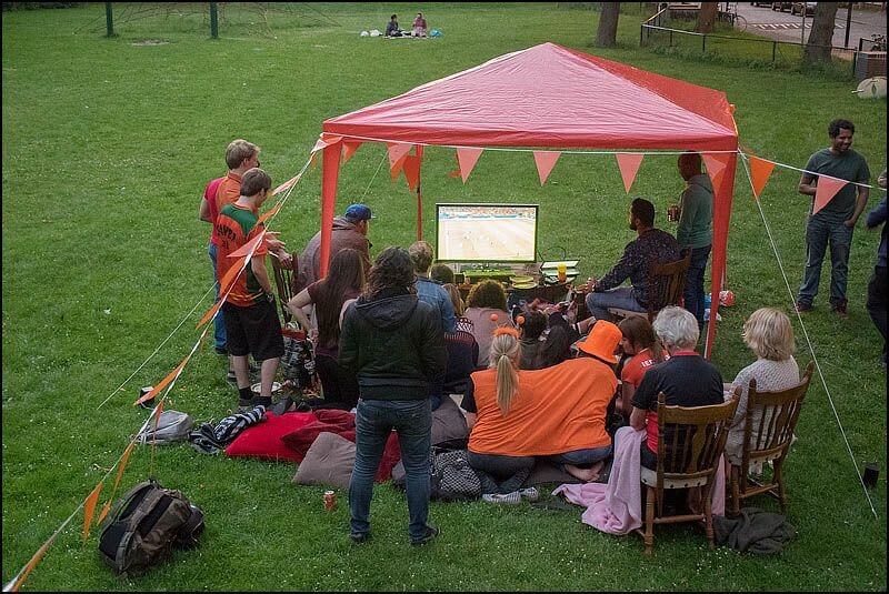 Voetbal kijken op veldje in Ondiep. Foto: Bas de Meijer