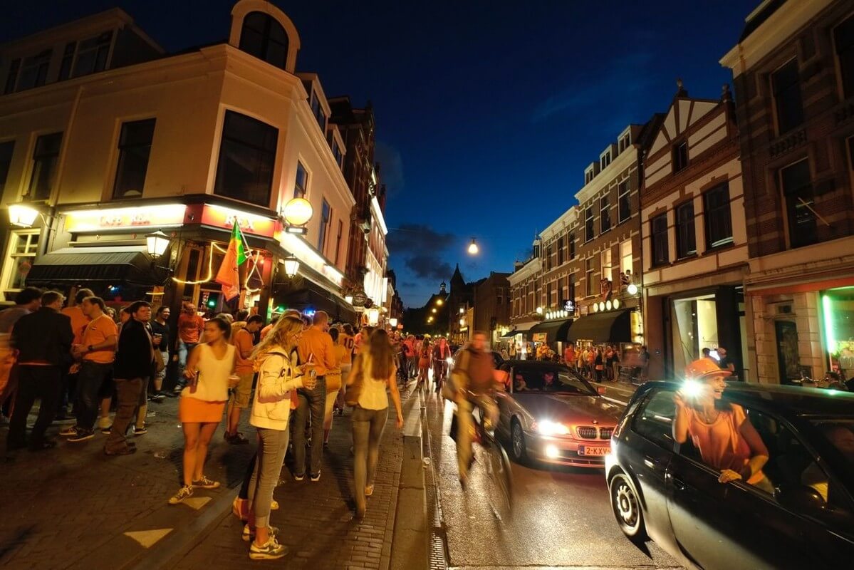 Spontaan feest in de Nobelstraat. Foto: Jan Lankveld