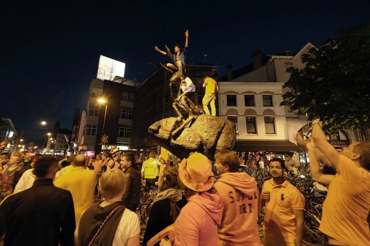 Drukte op de Neude bij de Haas. Foto: Jan Lankveld