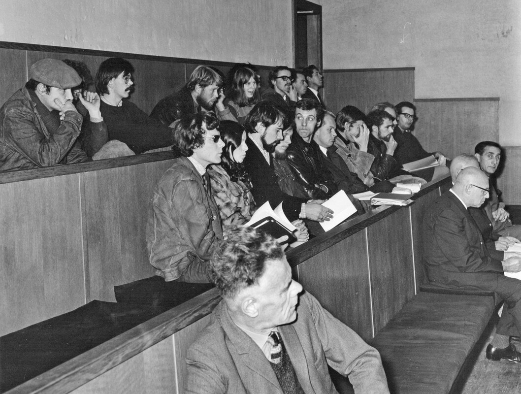 Vertegenwoordigers van jongerengroeperingen op de publieke tribune van de raadzaal in het gemeentehuis Utrecht, tijdens een debat op 2 november 1967 over subsidieverstrekking aan de manifestaties 'Flight to Lowlands Paradise' en 'Bonjour 1967'. Foto L.H. Hofland (HUA)