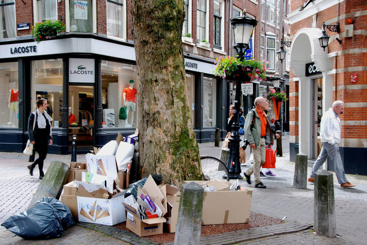 Ook bij de Zadelstraat stapelt vuil zich op.  Foto: P. Ruiter