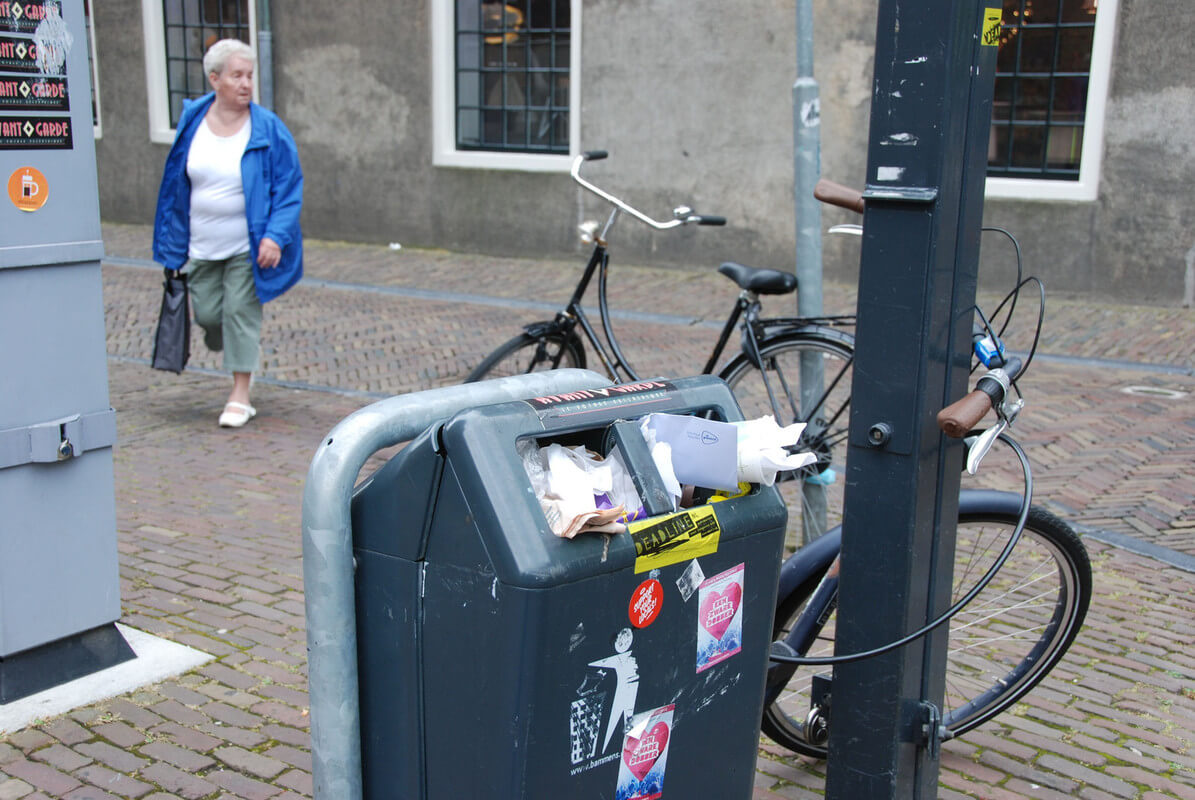 Volle papierbakken. foto: P. Ruiter