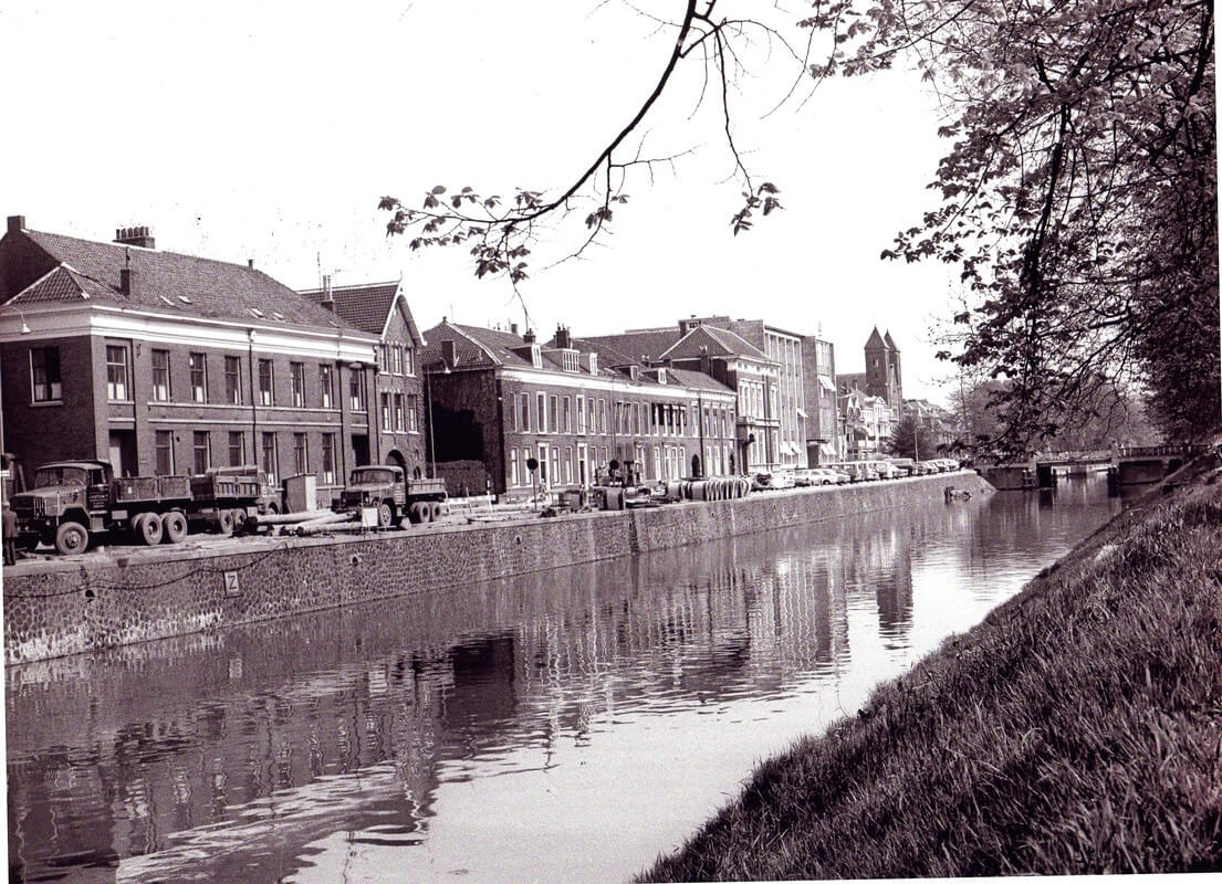 De Rijnkade in 1969 vlak voor de sloop van de bebouwing. Foto: HUA