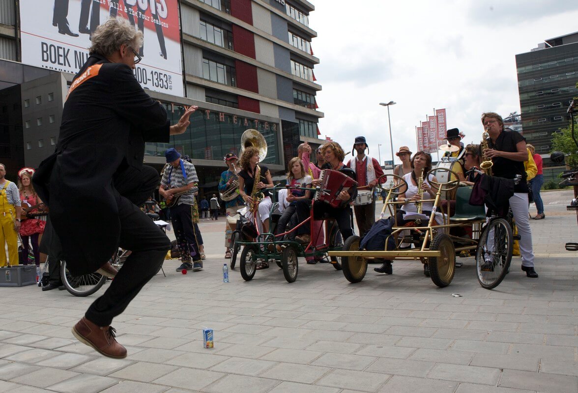 Peter de Boer maakt een sprong bij Orchestre Bicyclette. Foto: Ton van den Berg