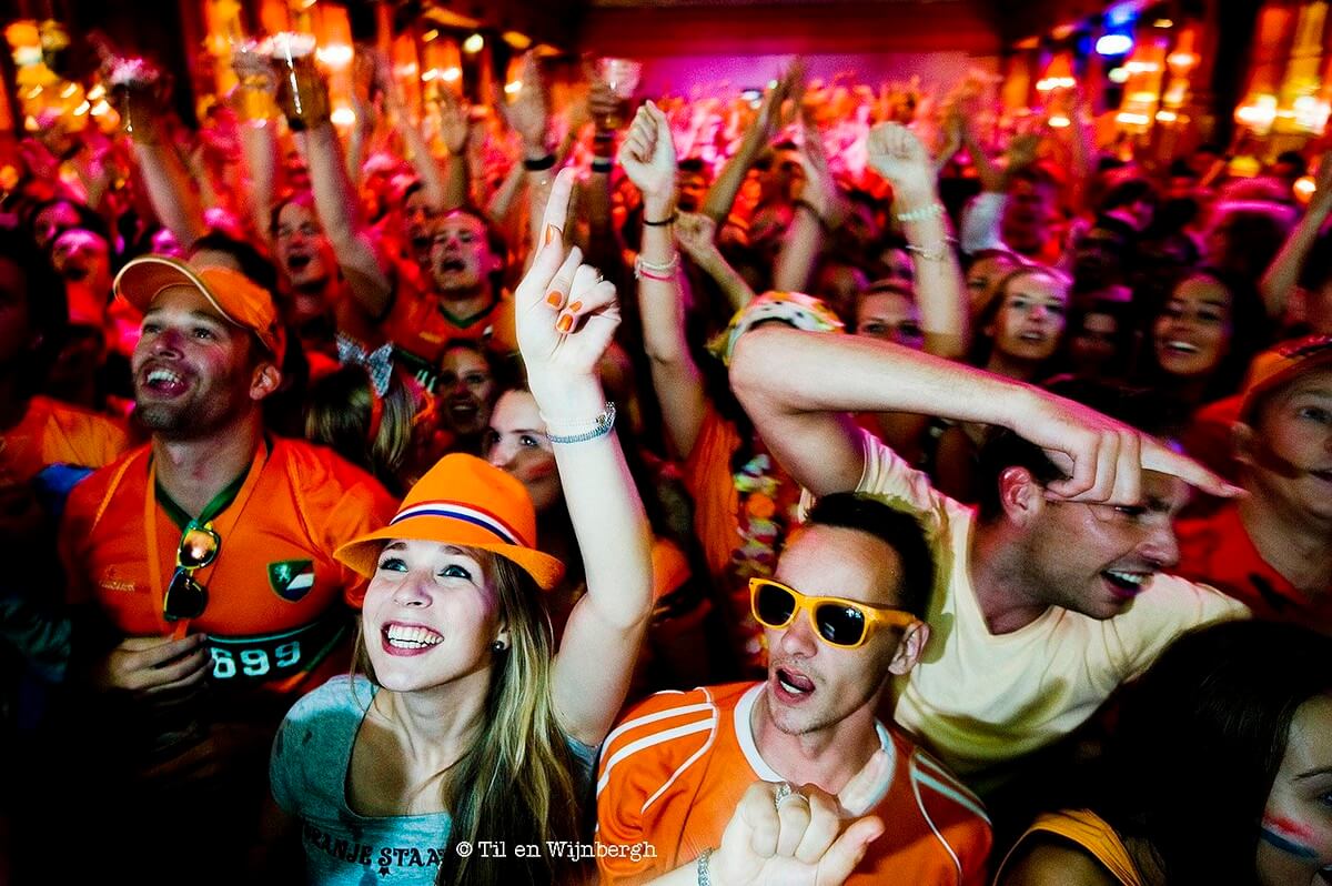 Oranjefans in de Winkel van Sinkel. Foto: Til & Wijnbergh / Hollandse Hoogte