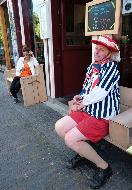 Straatzanger Marcello kom je overal tegen. Foto: Jan Lankveld