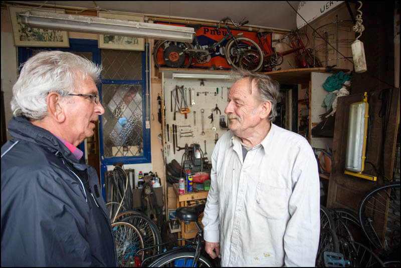Wim Kok, van de gelijknamige winkel in de Nachtegaalstraat, ontmoet zijn collega Victor.