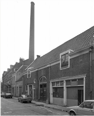 De schoorsteen boven de werkplaats aan de Keizerstraat. Foto: collectie HUA