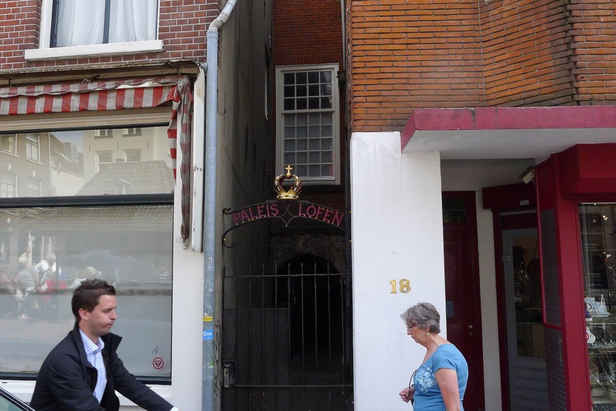 De entree tot de steeg van Paleis Lofen. Foto: Ton van den Berg