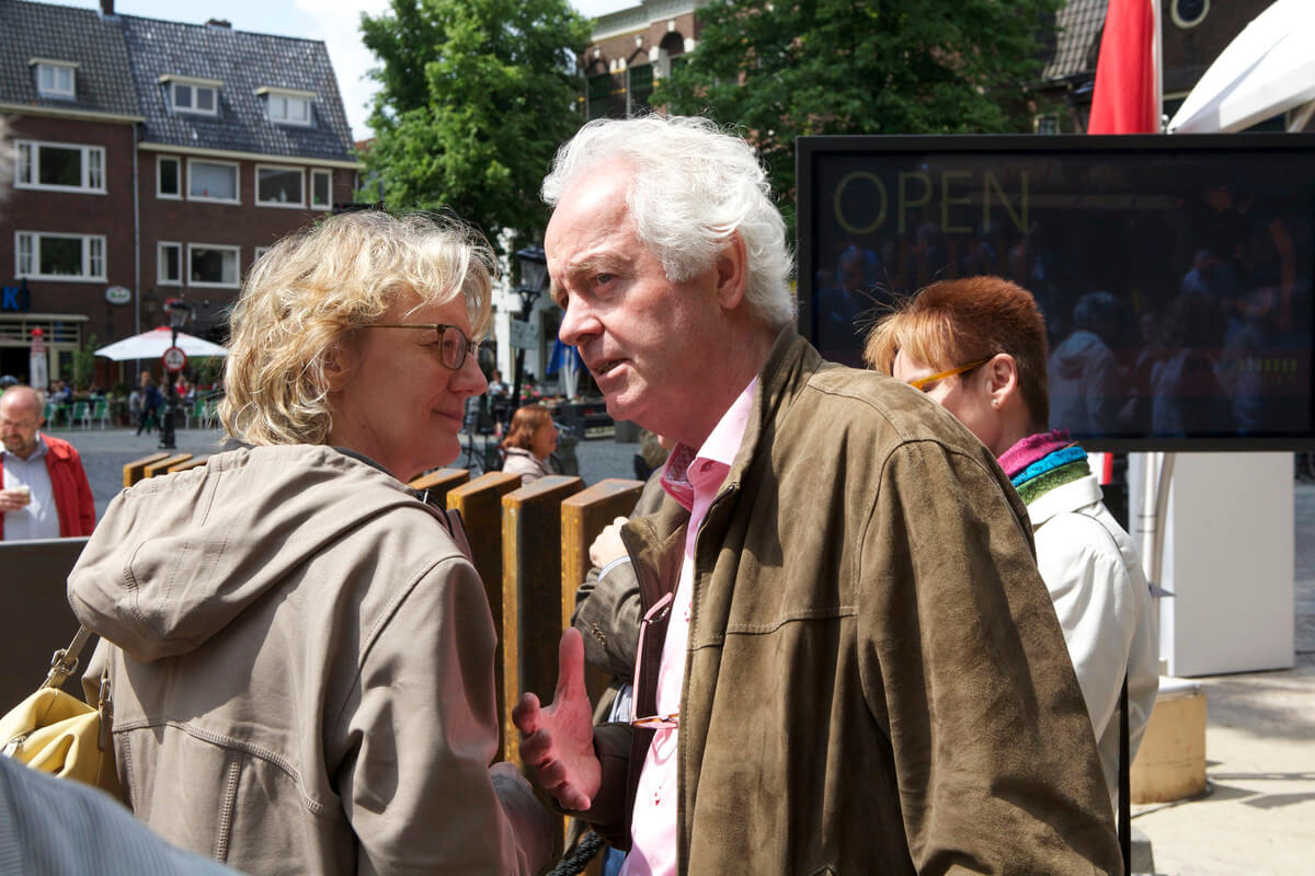 Theo van Wijk (hier in gesprek met oud-directeur Het Utrechts Archief) Saskia van Dockum. Foto: Ton van den Berg