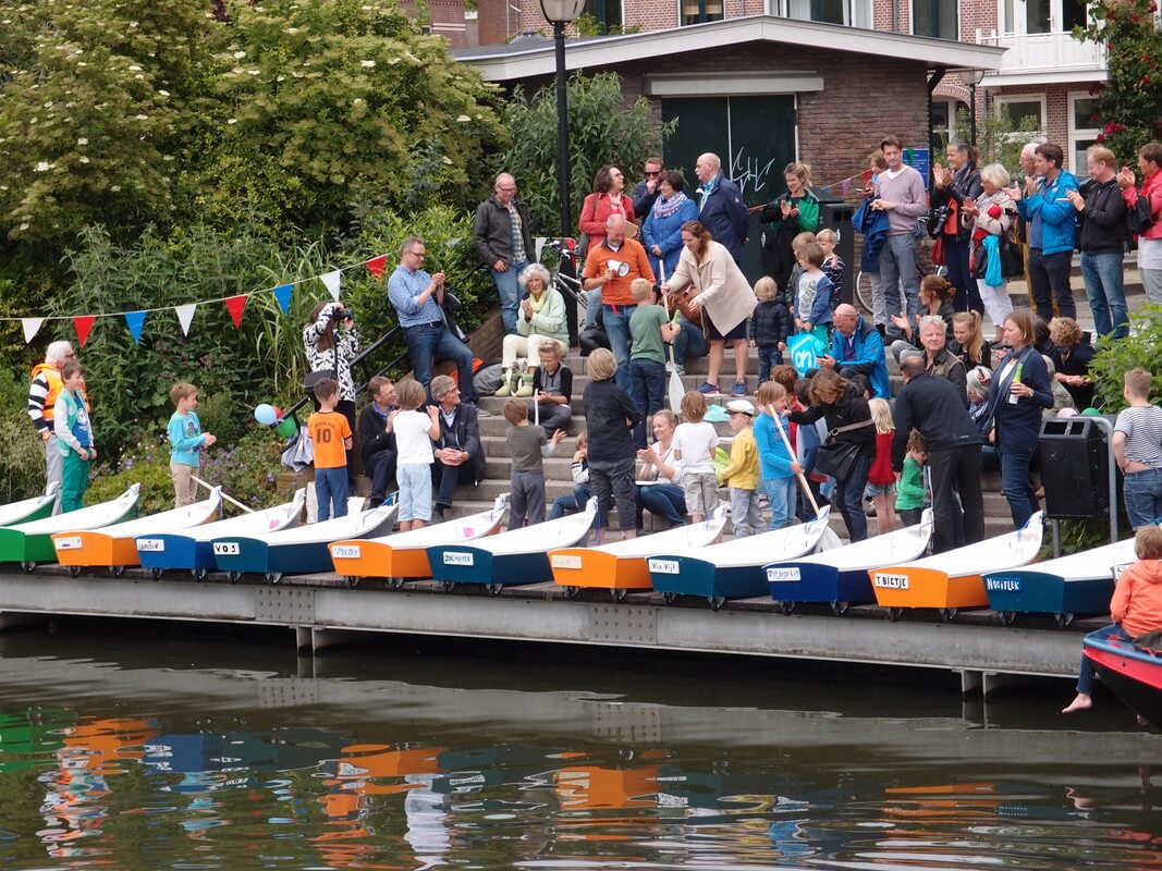 De kinderen en hun bootjes nog op de wal.
