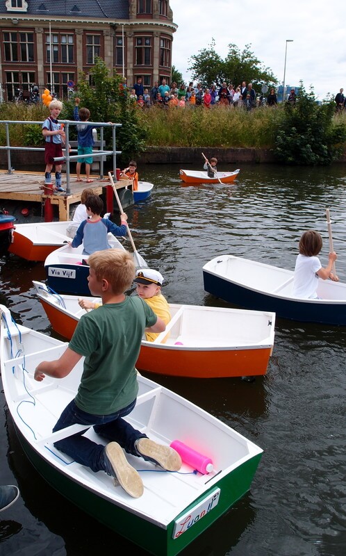 In het water was het nog niet eenvoudig om te manoeuvreren. Foto: L. Engelman