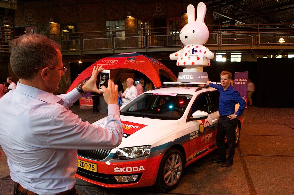 Tourmakers maken foto's bij de Tour-Utrecht auto's. Foto: Ton van den Berg