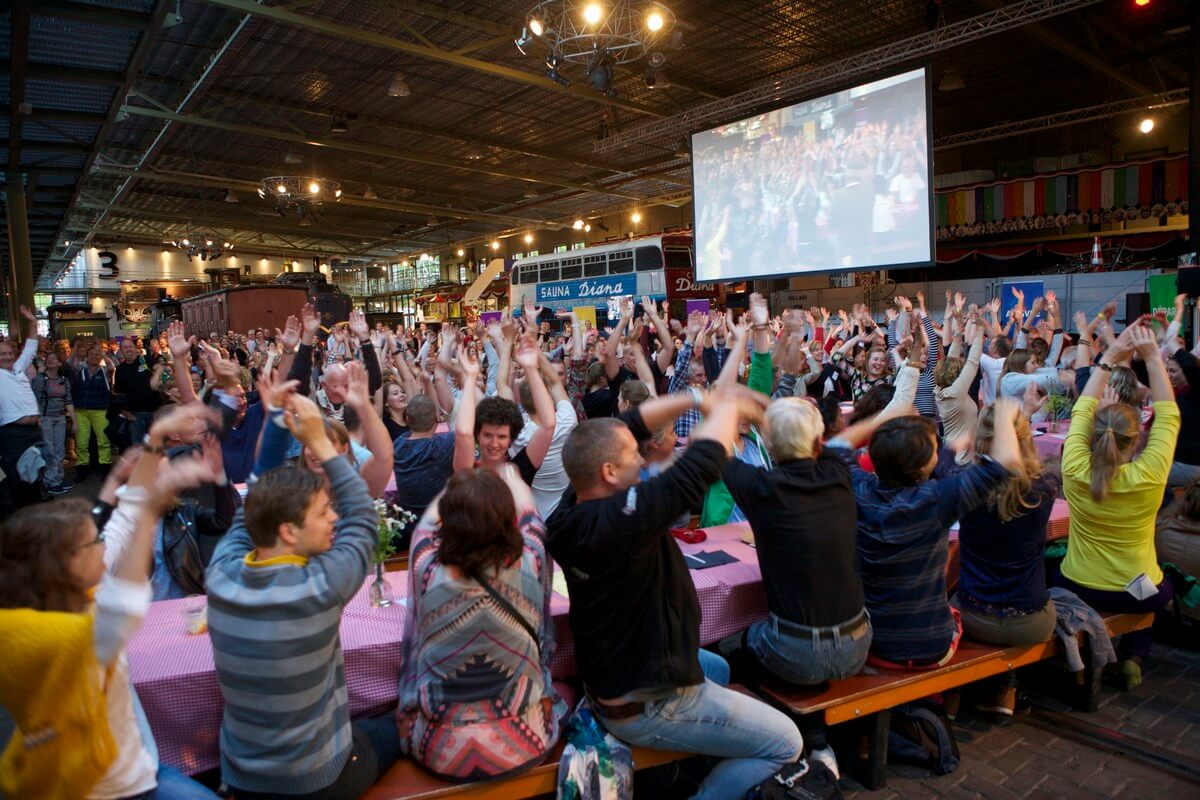 Tourmakers doen een wave. Foto: Ton van den Berg