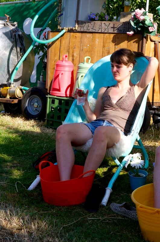 Even rusten met je voeten in een teiltje met water. Foto: Ton van den Berg