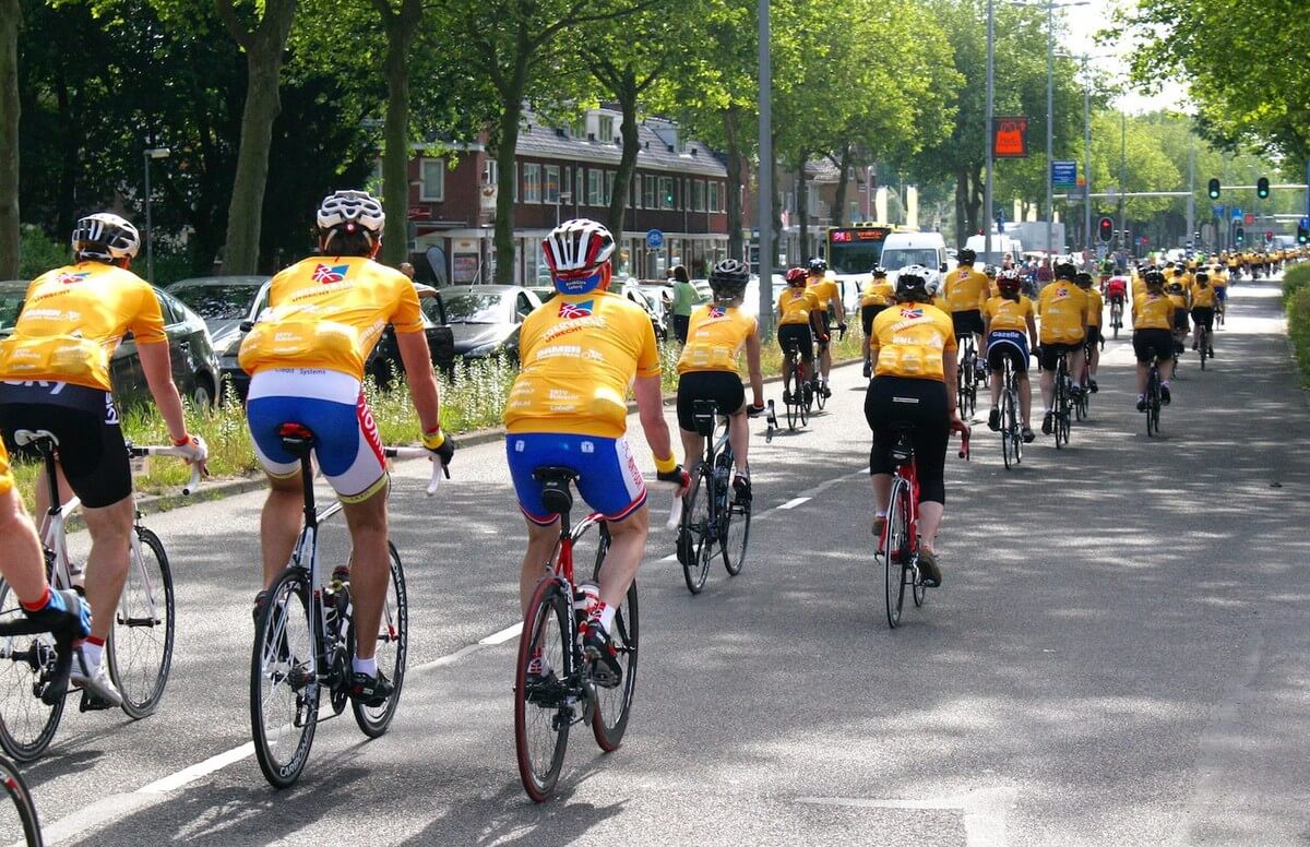 Een lang lint toerrijders op de 't Goylaan. Foto: Karin Michies