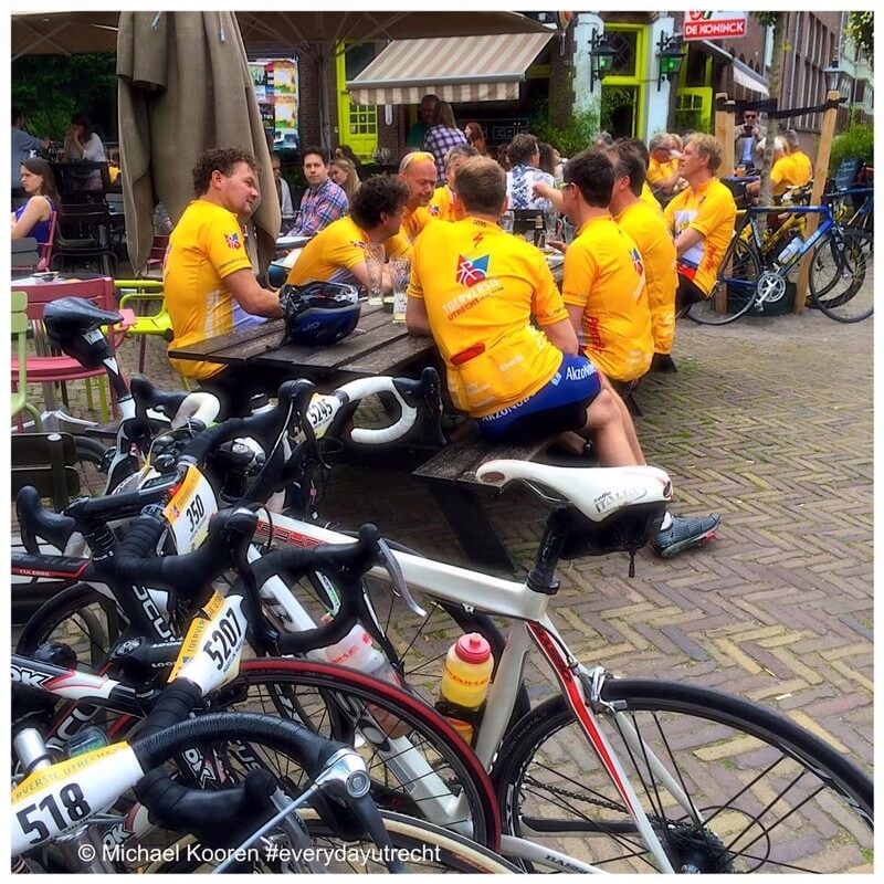 Na afloop was het zoals dat gaat bij toerrijders even afpilsen op het Ledig Erf. Foto: Michael Kooren