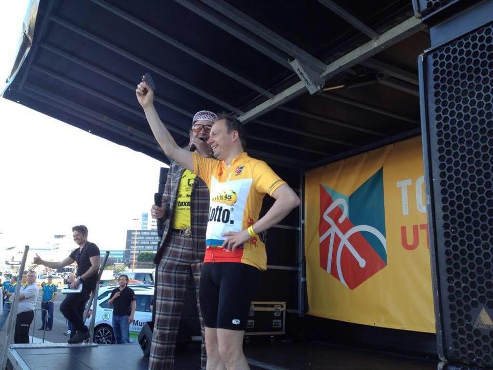 Wethouder Jeroen Kreijkamp schiet de meute weg en sluit zelf ook aan voor een rondje. Foto: Toerversie Utrecht