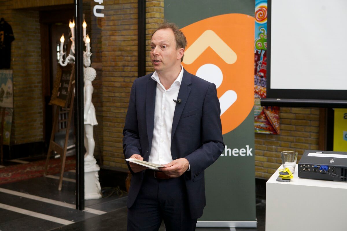 Wethouder Kreijkamp bij de presentatie in het oude Postkantoor. Foto: Ton van den Berg