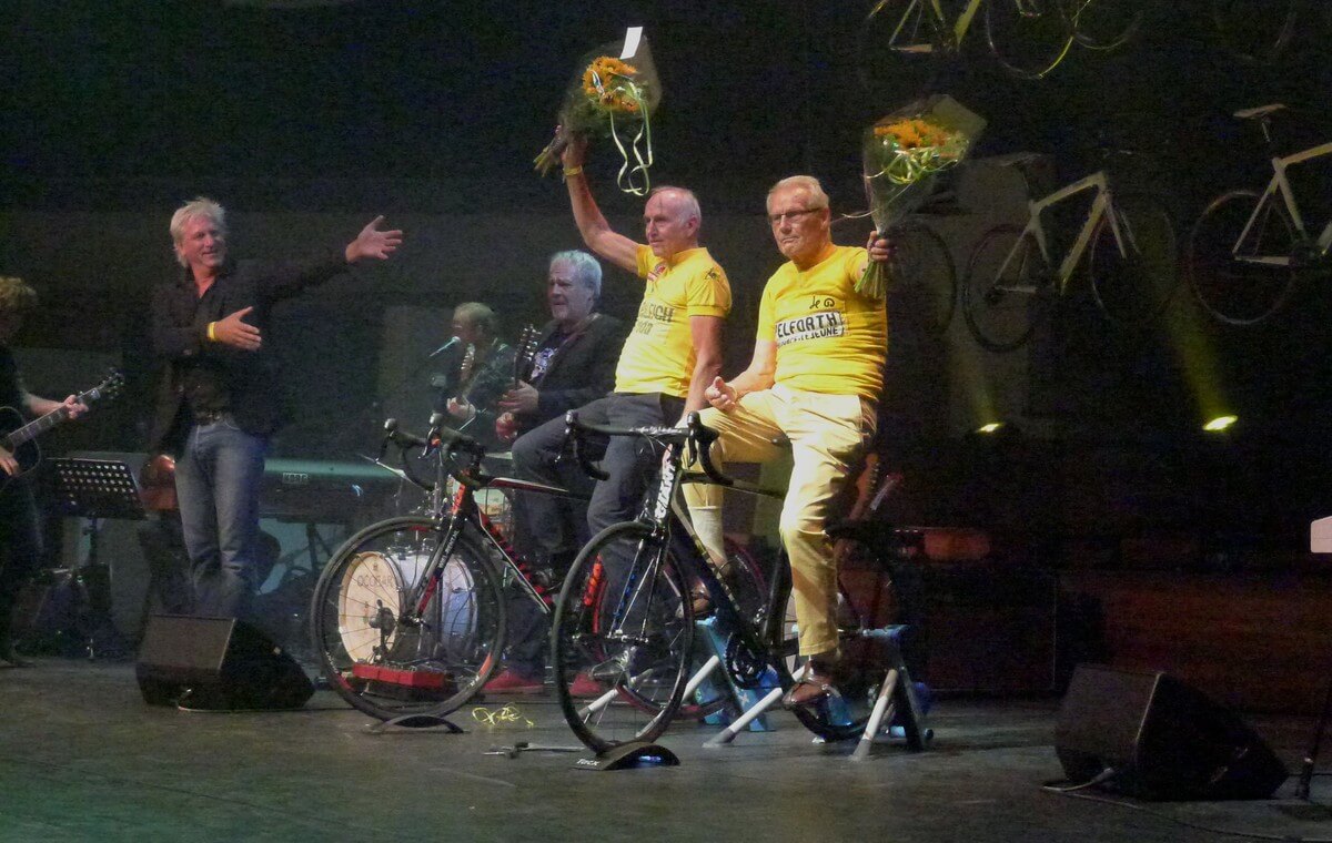 Joop Zoetemelk en Jan Jansen in de bloemen. 