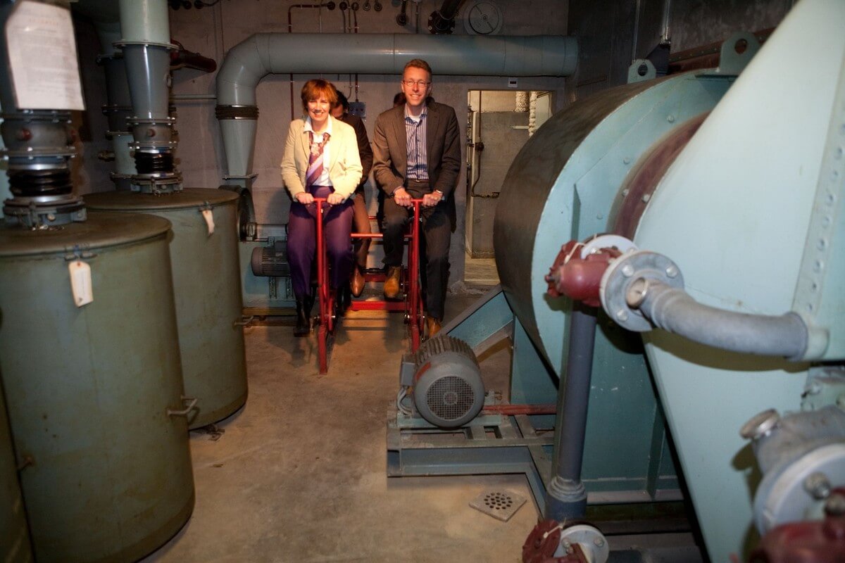 Gedeputeerde Raven en wethouder Jansen op de fietsen in de atoomschuilkelder in 2010. Foto: Ton van den Berg