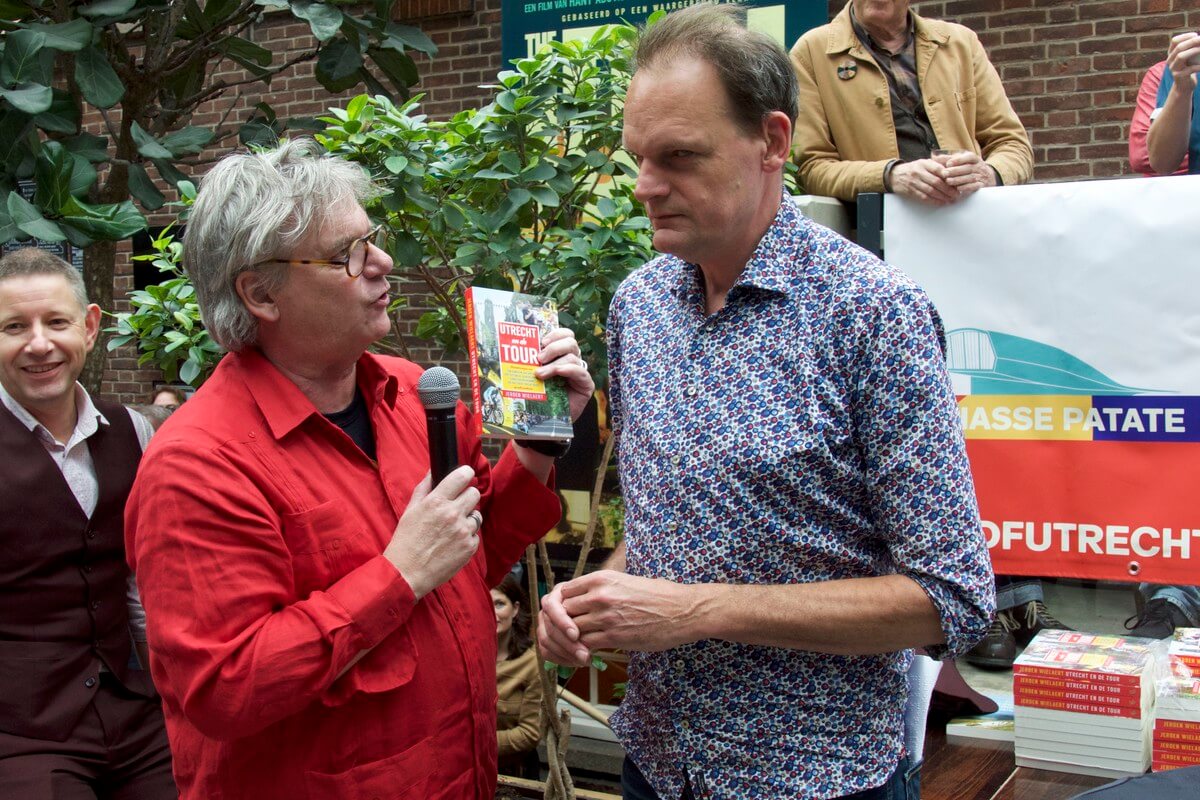 Vincent Bijlo ontvangt het eerste Tourboek van Jeroen Wielaert. Foto: Ton van den Berg