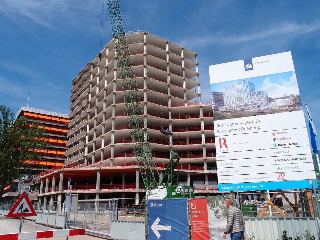 Het oude gebouw van de Knoopkazerne wordt gedeeltelijk gesloopt en uitgebreid tot het kantorencomplex ‘De Knoop’. Foto: L. Engelman